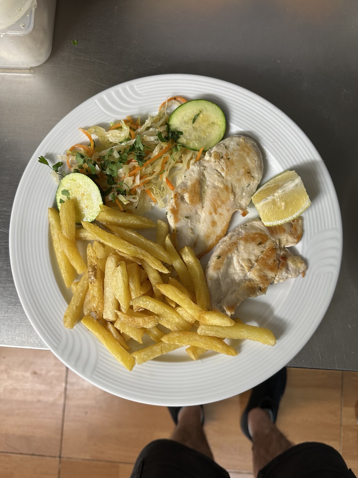 Pechuga a la plancha con papas y ensalada de col